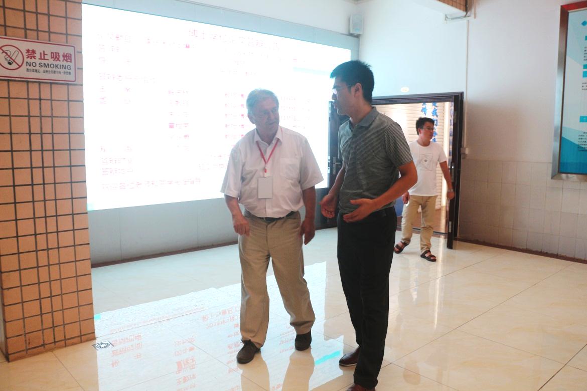 闵斗勇副院长为Gyula ZÁRAY教授讲解学院发展历程